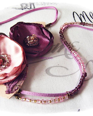 colier cu flori roz orhidee si violet