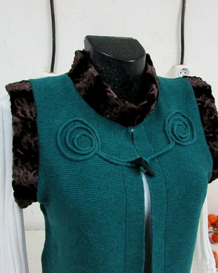 Vesta din tricot cu blana