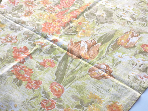 Material textil inflorat