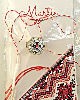 Brosa martisor cabochon sticla motive traditionale, model 1