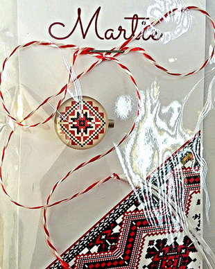 Brosa martisor cabochon sticla motive traditionale, model 3
