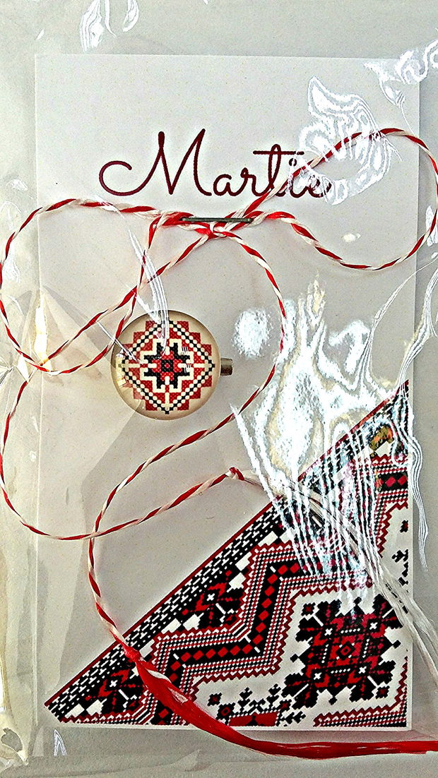 Brosa martisor cabochon sticla motive traditionale, model 3