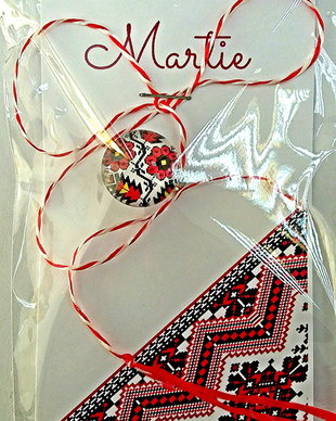 Brosa martisor cabochon sticla motive traditionale, model 5