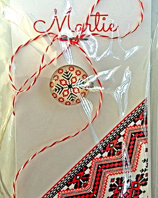 Brosa martisor cabochon sticla motive traditionale, model 2