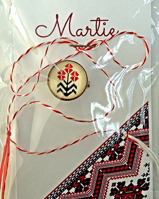 Brosa martisor cabochon sticla motive traditionale, model 4