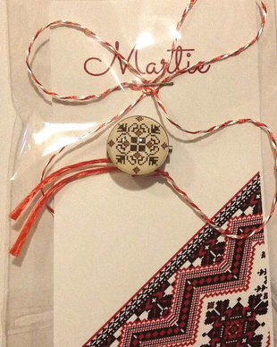 Brosa martisor cabochon sticla motive traditionale, model 6