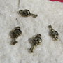 Cheita finisaj bronz aprox 2x7x17 mm (cu agatatoarea)