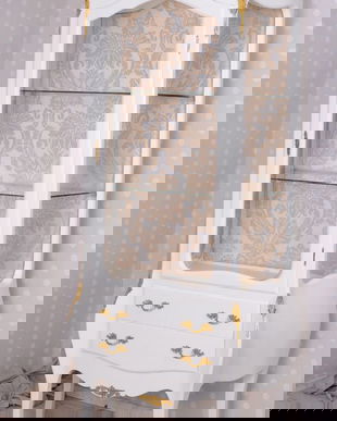 VITRINA DIN LEMN MASIV ALB CU DECORATIUNI AURII