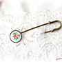 Brosa vintage din portelan cu buchet de flori  multicolore