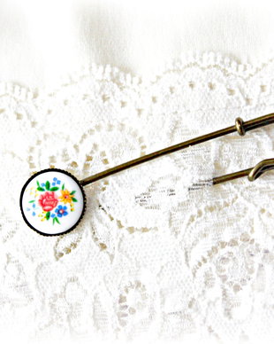 Brosa vintage din portelan cu buchet de flori  multicolore