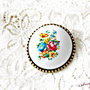 Brosa vintage din portelan cu buchet de flori multicolore