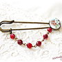 Brosa vintage din portelan cu buchet de flori si agate grena