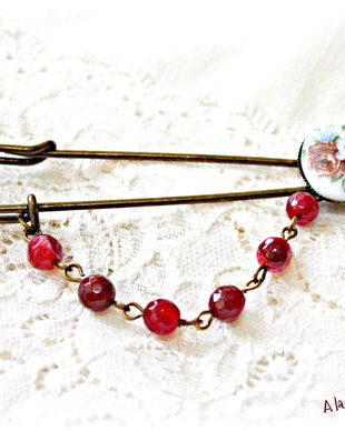 Brosa vintage din portelan cu buchet de flori si agate grena