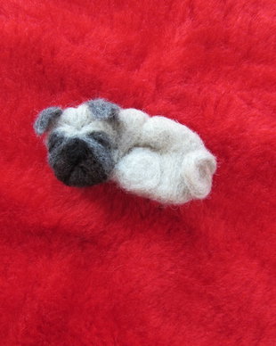 Brosa /ornament `Pug`