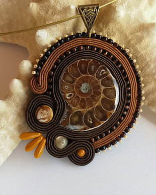 Pandantiv soutache ammonite