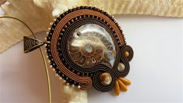 Pandantiv soutache ammonite