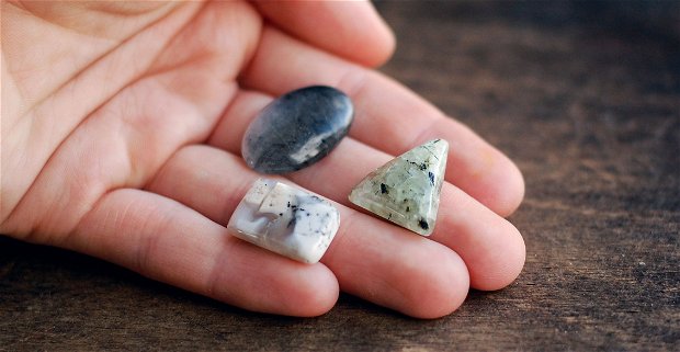 Lot 3 cabochoane - Prehnit, opal dendritic, quartz turmalinat