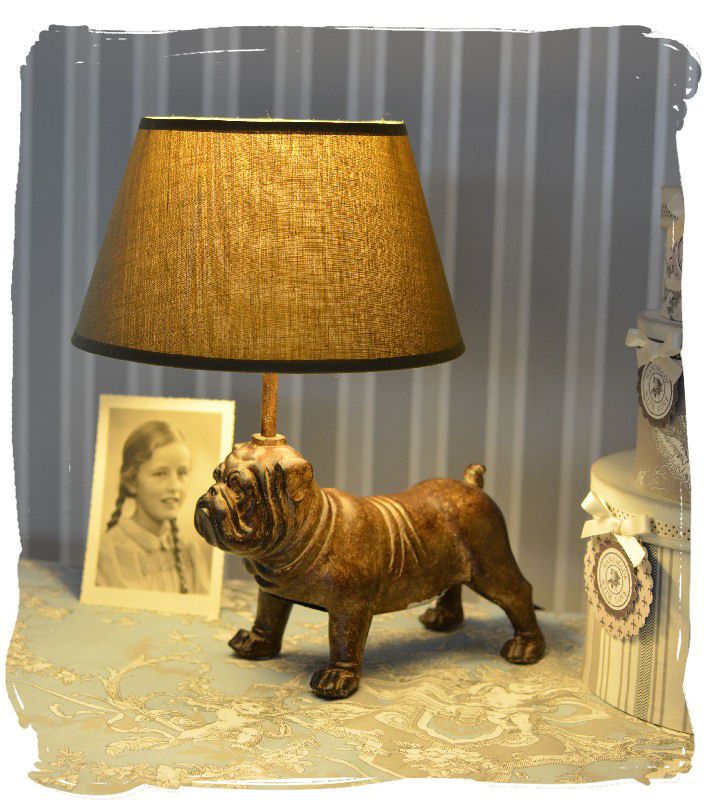 LAMPA DE MASA CU UN BULDOG