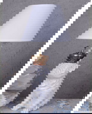 LAMPA DE MASA CU UN BULDOG CU COROANA