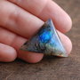 Cabochon Labradorit triunghiular - ES-18
