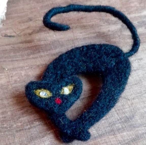 Pisica misterioasa - Brosa din lana impaslita