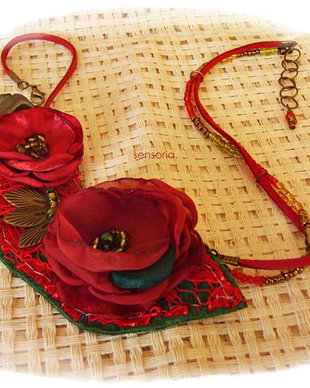 colier rosu floral