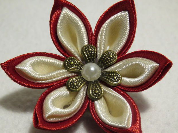 Brosa floare satin, tehnica kanzashi / colier  / diadema