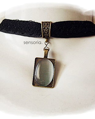 chocker piele cu ochi de pisica gri
