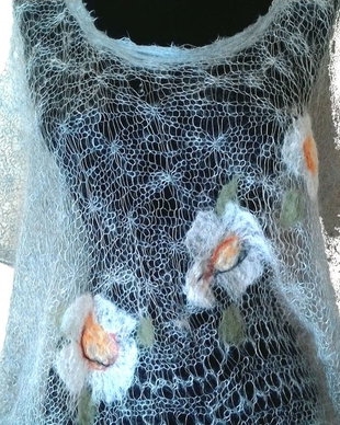 Poncho din fir fin dantela de mohair, cu margarete impaslite