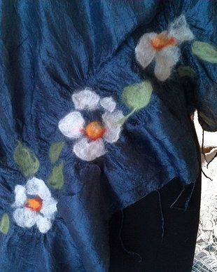 Esarfa de matase naturala cu aplicatie de flori de lana impasliti prin tehnica de nunofelting