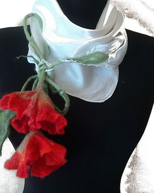 Esarfa de matase naturala cu aplicatie de flori de lana impaslite prin tehnica de nunofelting