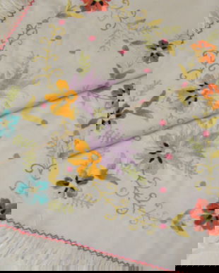 Fata de masa cu broderie