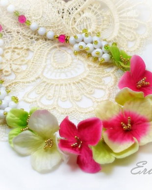 Colier cu floricele  pastelate