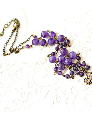 Colier cu jad violet si cos cu viorele