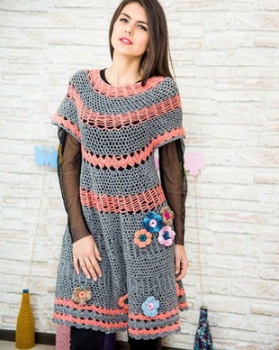 rochie crosetata cu flori accesorizata
