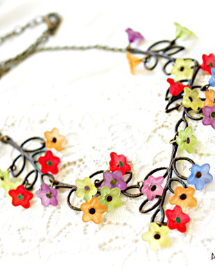 Colier cu clopotei multicolori