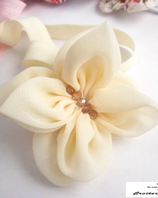 Bentita eleganta cu fluture crem (botez)