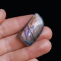 Cabochon Labradorit  flashy in subton piersica si violet