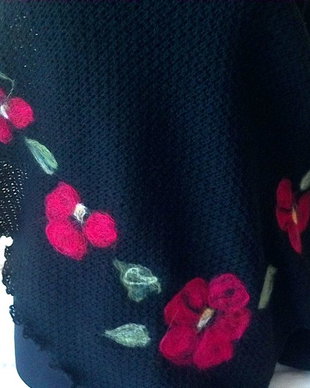Poncho cu aplicatie de flori de lana si matase naturala impaslite
