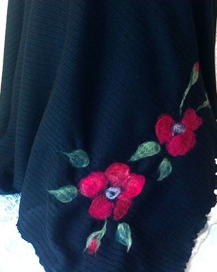 Poncho cu aplicatie de flori de lana si matase naturala impaslite