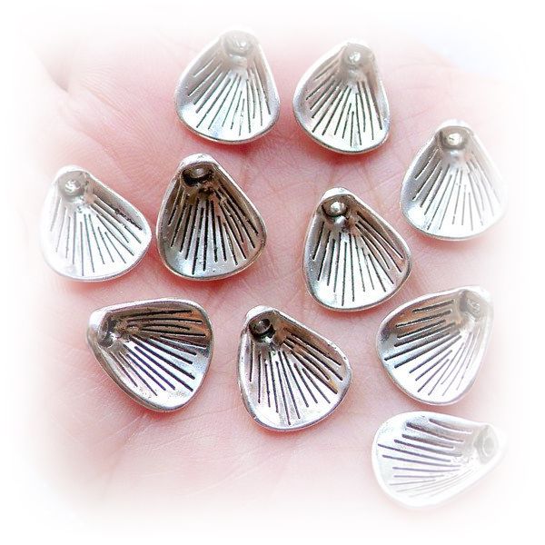 1b Charm argintiu petale gravate 14x12mm (SALAK 141)