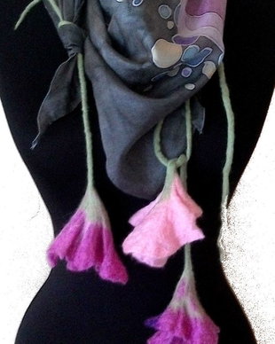 Esarfa de matase naturala cu aplicatie de flori de lana impaslite prin tehnica de nunofelting
