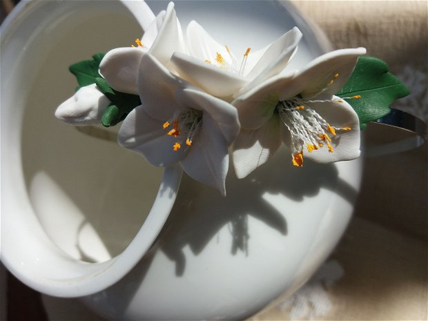 Cordeluta cu flori de lamaita (iasomia de gradina)