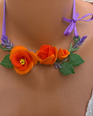 Set colier si cercei cu trandafirasi portocalii si lavanda
