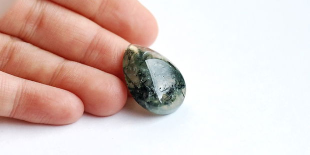 Cabochon epidot in prehnit turmalinat