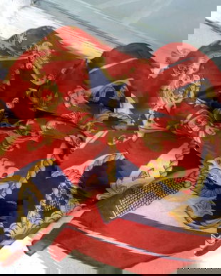 ESARFA CU BLAZON , MATASE NATURALA MARGINI RULATE MANUAL 85/85 CM