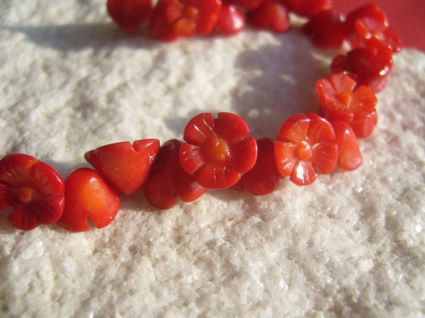 Garofita mare lucrata manual din coral rosu aprox 9-10x5 mm