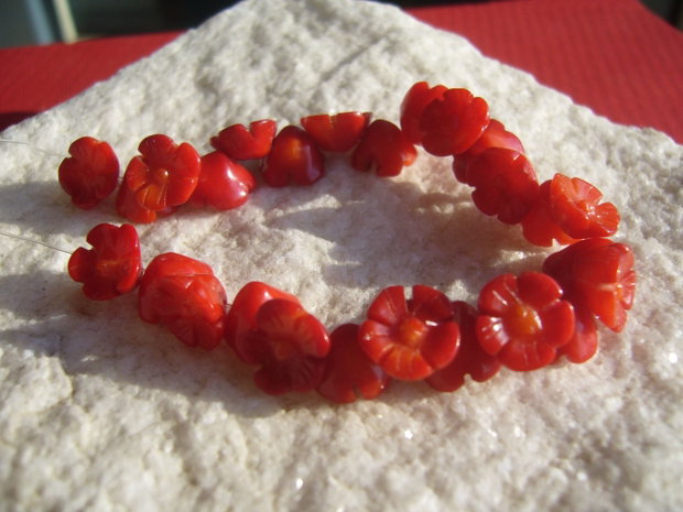 Garofita mare lucrata manual din coral rosu aprox 9-10x5 mm