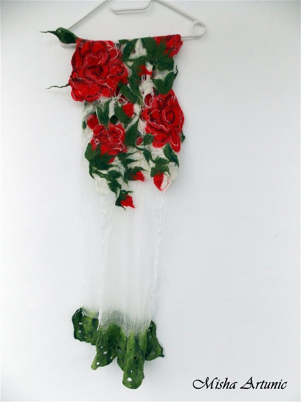 Vandut Esarfa/ Sal din matase naturala cu trandafiri rosii impasliti