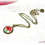 Colier vintage din portelan cu o floare rosie
